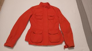 Chaqueta naranja repelente al agua.
