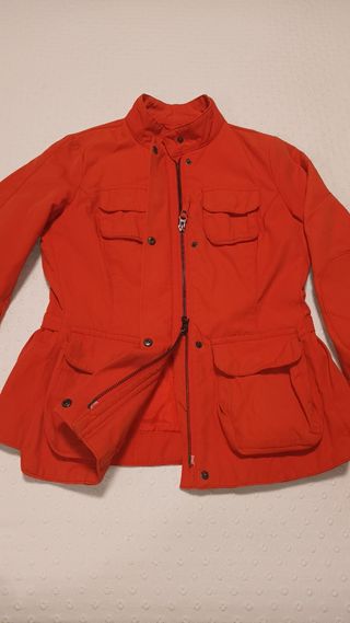 Chaqueta naranja repelente al agua.
