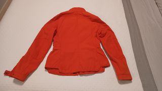 Chaqueta naranja repelente al agua.