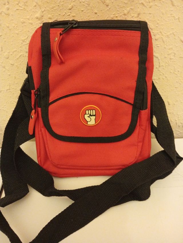 Bandolera roja con logo puño