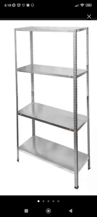 Estanterías metálicas plateadas