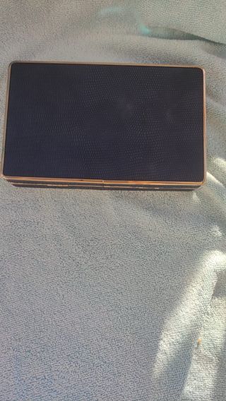 Cartera de fiesta azul oscuro y dorada