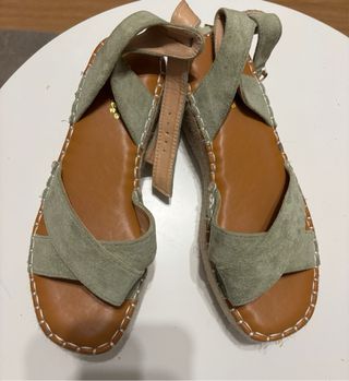 Sandalias con plataforma de esparto. 