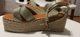 Sandalias con plataforma de esparto. 