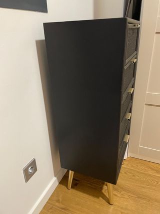 Cómoda Negra con Patas Doradas