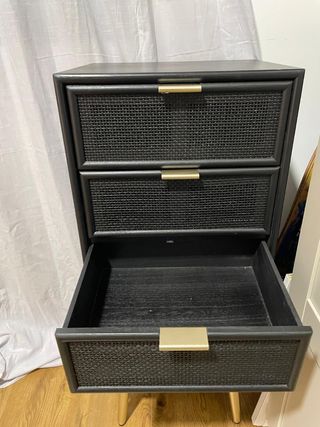 Cómoda Negra con Patas Doradas