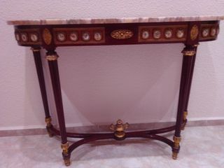 Recibidor antiguo de madera y mármol