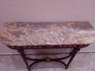 Recibidor antiguo de madera y mármol