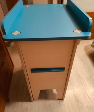 Cambiador de madera con estantes