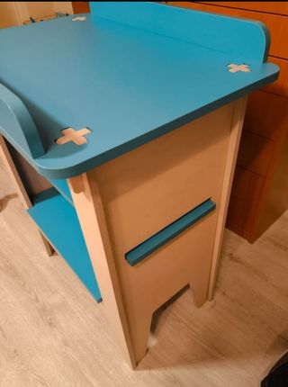 Cambiador de madera con estantes