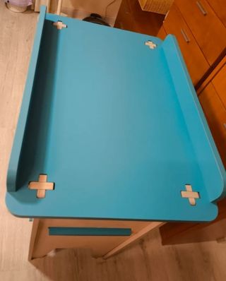 Cambiador de madera con estantes