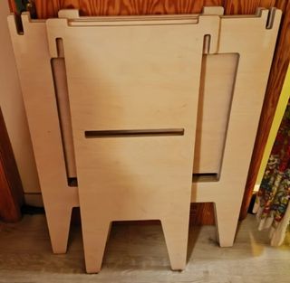 Cambiador de madera con estantes