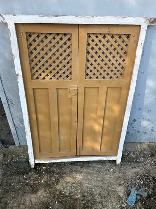 Puerta antigua con celosía
