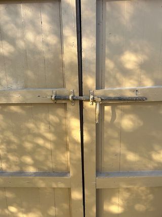 Puerta antigua con celosía
