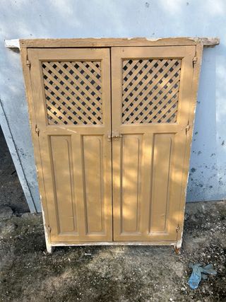 Puerta antigua con celosía