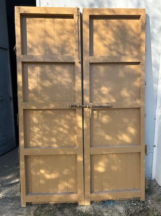 Puerta antigua con celosía