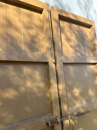 Puerta antigua con celosía