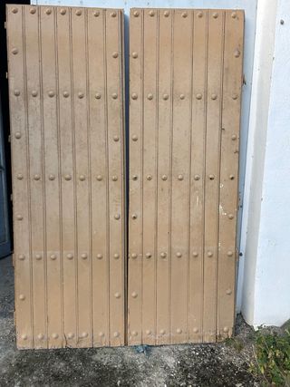 Puerta antigua con celosía