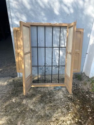 Puerta antigua con celosía