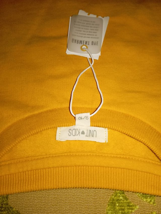 Sudadera niño amarillo/mostaza con etiqueta