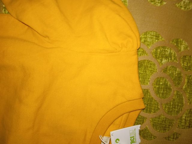 Sudadera niño amarillo/mostaza con etiqueta