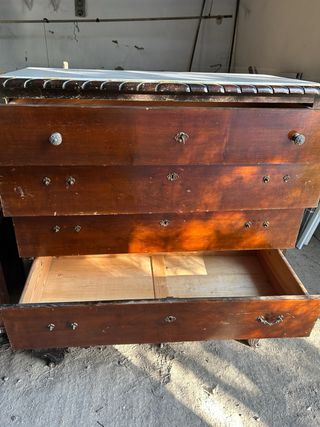 Cómoda antigua de madera y mármol