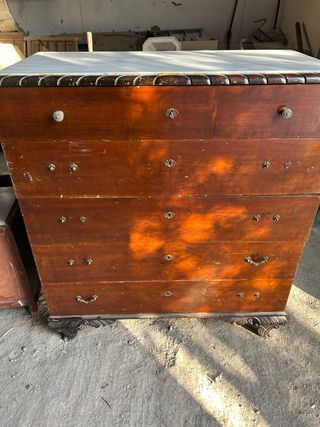 Cómoda antigua de madera y mármol