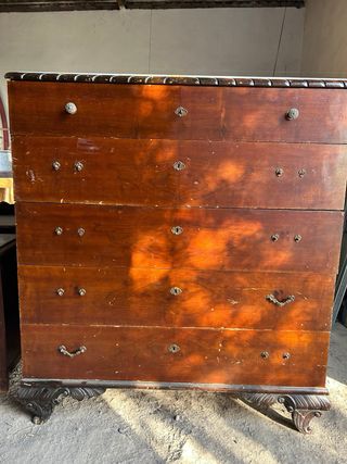 Cómoda antigua de madera y mármol