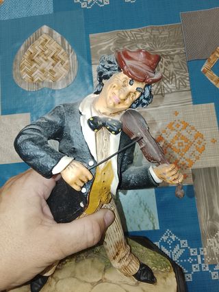 Figura antigua músico violinista