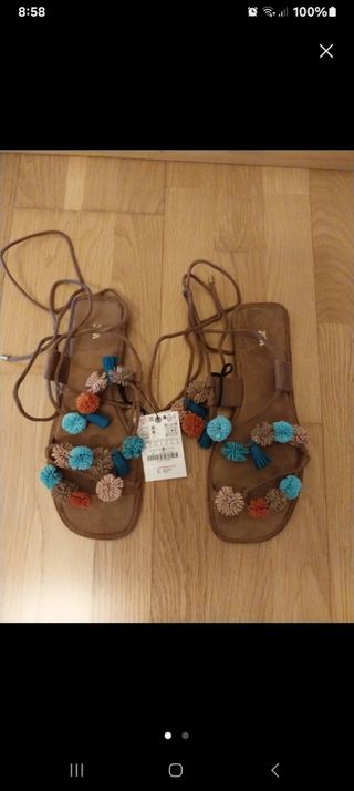 Sandalias Zara planas con pompones