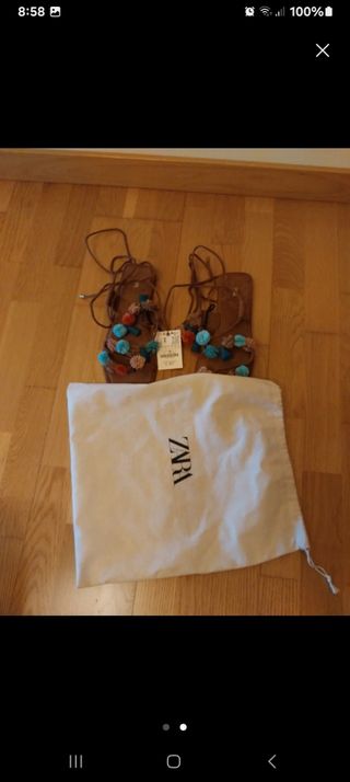 Sandalias Zara planas con pompones