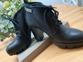Botines negros con cordones y tacón