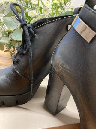 Botines negros con cordones y tacón