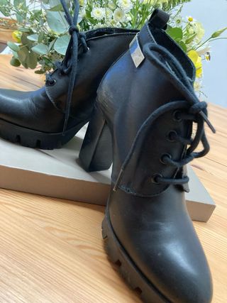 Botines negros con cordones y tacón