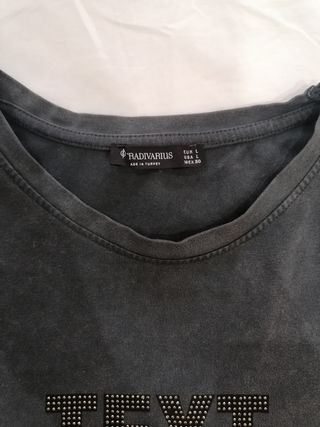 Camiseta Stradivarius gris con pedrería Talla L