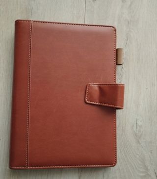 Portadocumentos de piel marrón