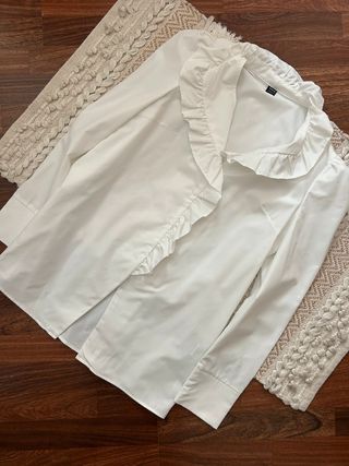 Blusa blanca con volantes