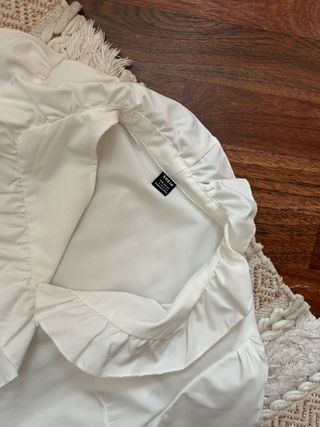 Blusa blanca con volantes