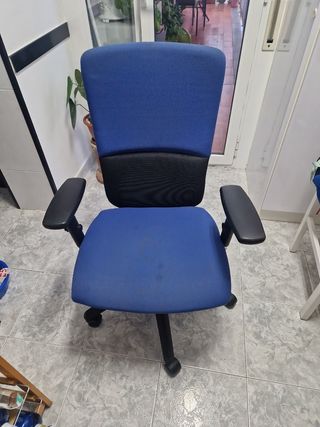 Silla de oficina ergonómica azul