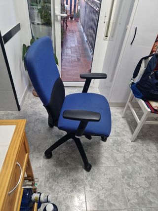 Silla de oficina ergonómica azul