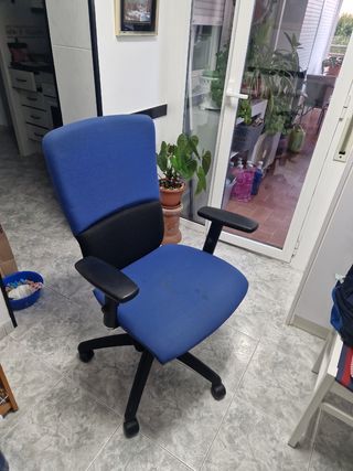 Silla de oficina ergonómica azul