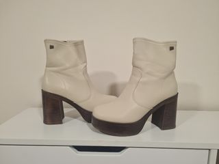 Botines de plataforma beige y marrón