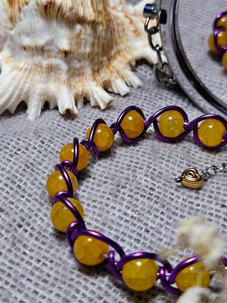Bracciale artigianale perline viola e gialle