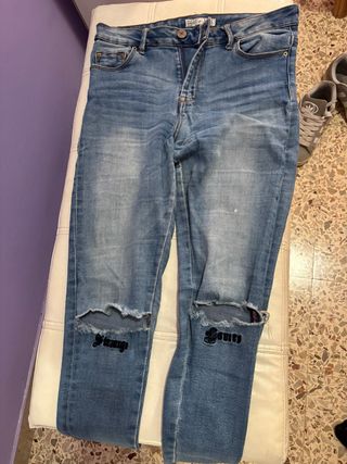Jeans strappati con scritte