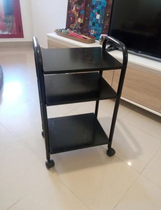 Mesa auxiliar negra con ruedas