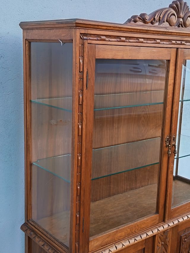 Vitrina antigua castaño tallada