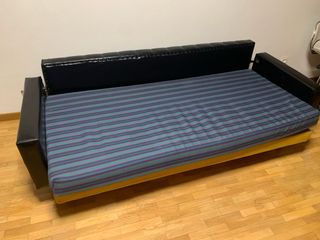 Sofá cama negro y multicolor