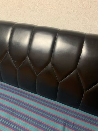Sofá cama negro y multicolor