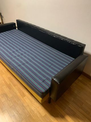 Sofá cama negro y multicolor