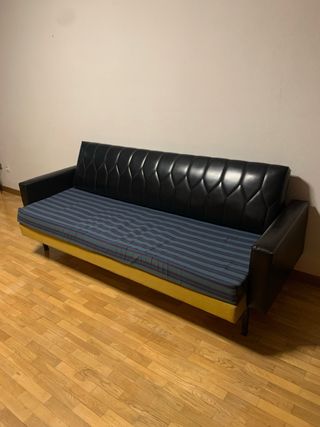 Sofá cama negro y multicolor